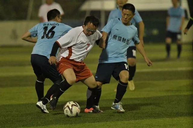 组图：世界杯-英格兰队抵达迈阿密备战 戈登加盟巴萨笑容满面